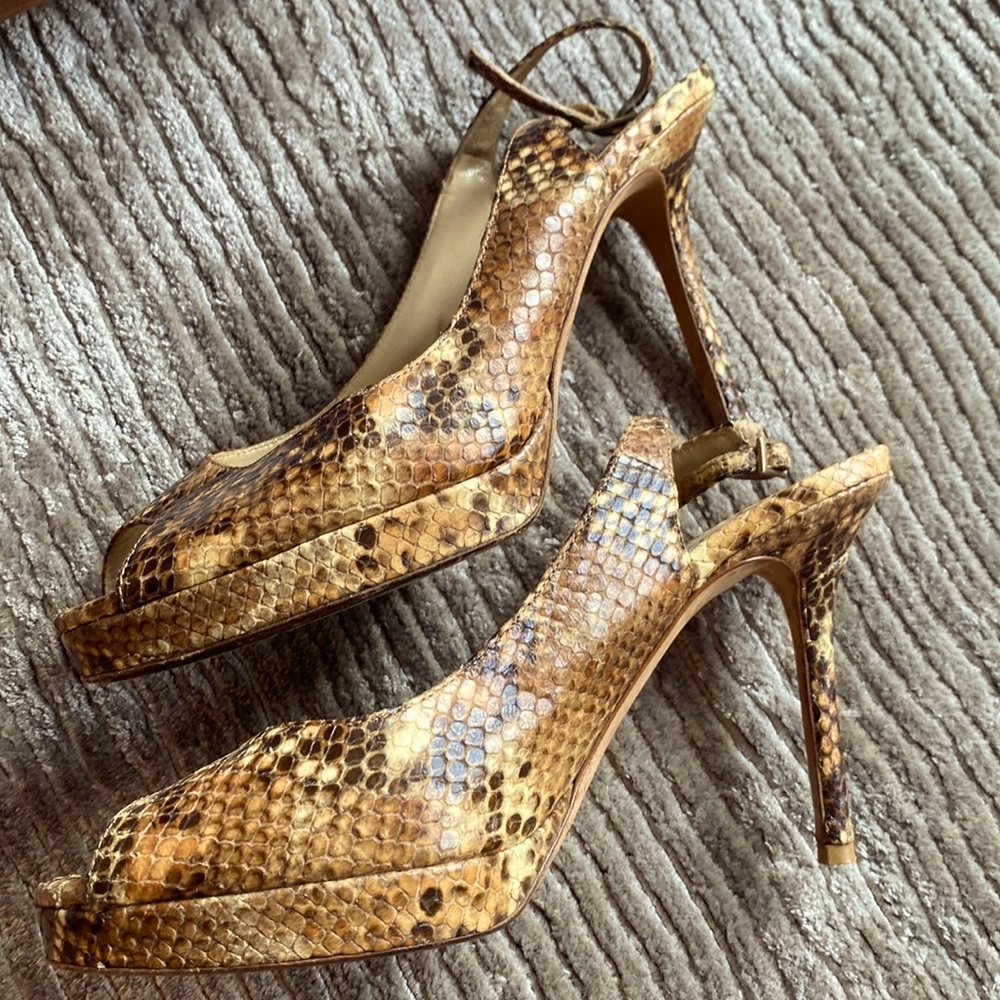 4.5”  peep toe classical 1/2” platform sandals. Heels r intact, low use.